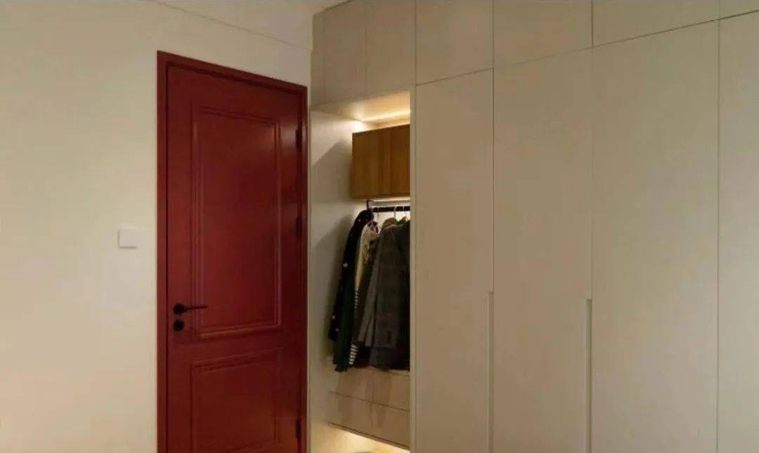 白色橡木圆桌,直径90公分,屋主平时1个人住,所以这样一个灵活的空间