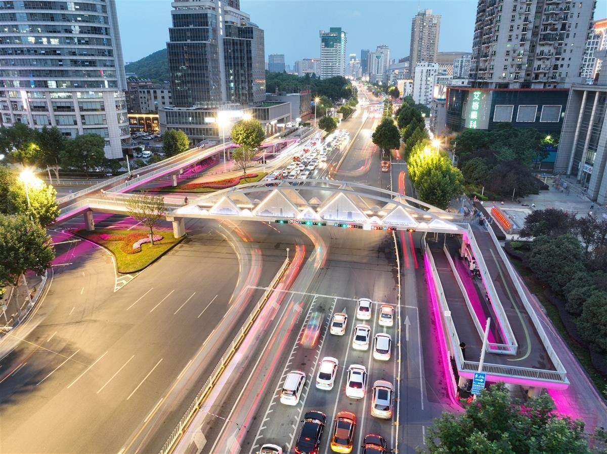 武昌区最美景观天桥亮起来了_中南路_改造_进行