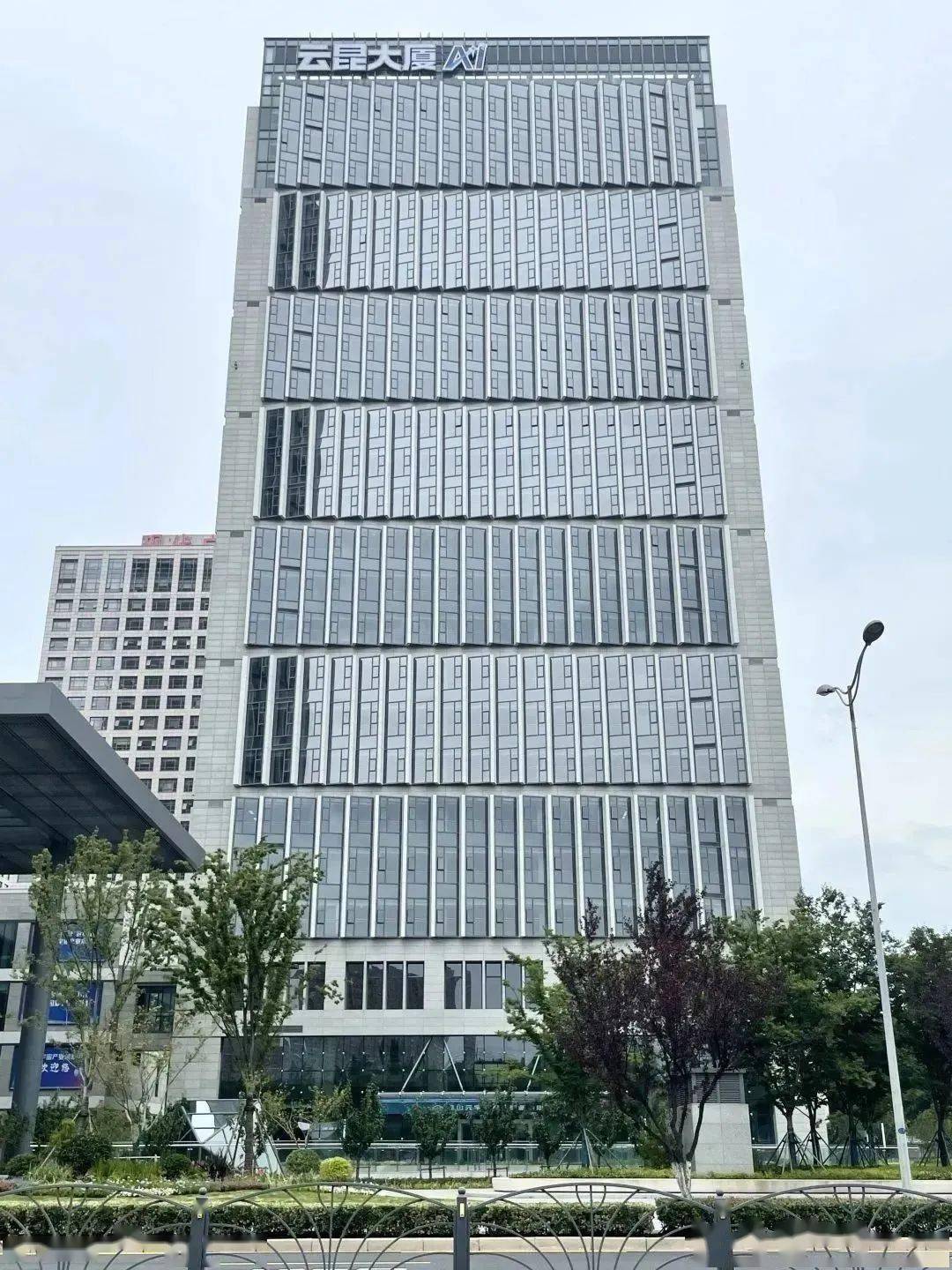 云昆大厦站)投入使用,全市首家入驻商务大厦的元园营商服务站同步正式