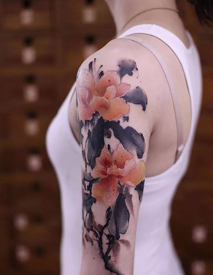 85后美女把水墨纹身上,窦靖童为她打call,外媒点赞:中国风,太高级了!