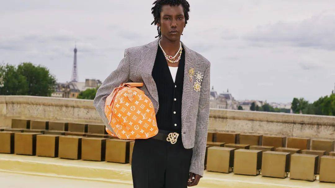 菲董的 lv 首秀上演马赛克,刘雯亮相ami,巴黎男装周不缺看头!