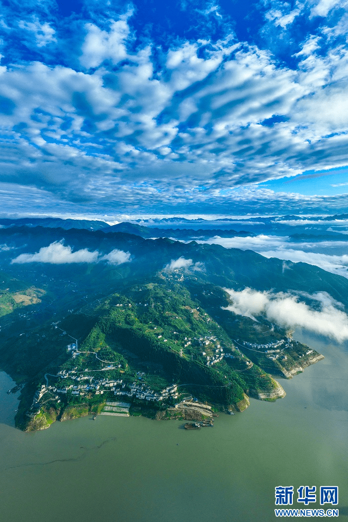 湖北巴东:云雾缭绕巫峡口