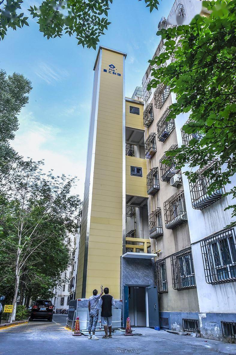 克拉玛依市首栋 老旧小区多层住宅加装电梯
