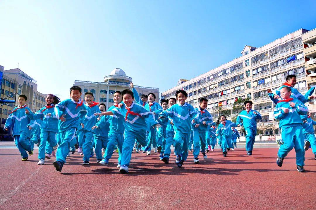 封面丨我们揭开了这所学校蓬勃生长三十年的秘密……