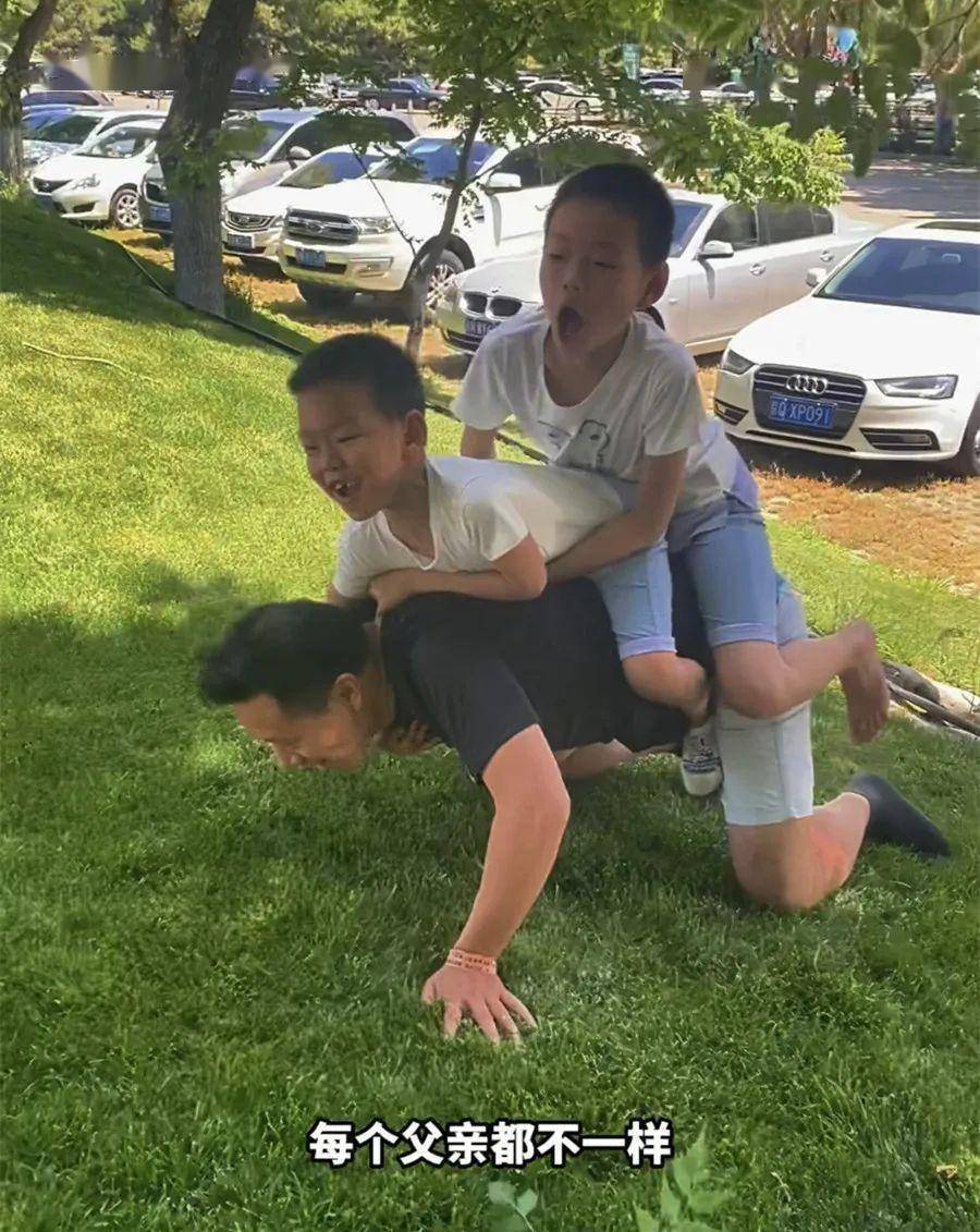 两个儿子骑在爸爸背上,仿佛真的进入探险世界,一会儿紧张地趴下,一会