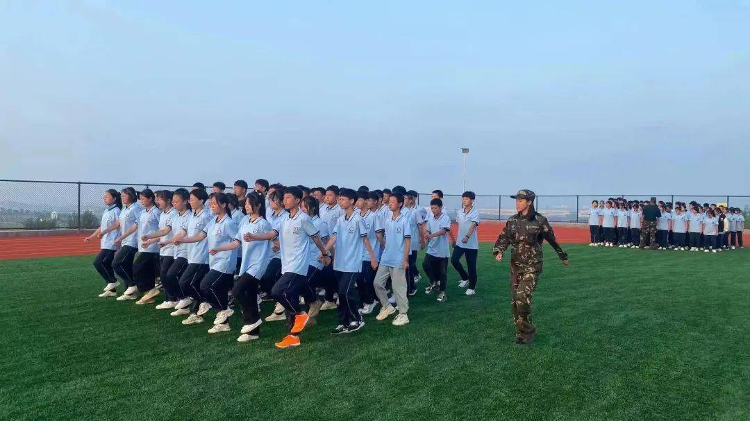 青龙群英逐高峰,红旗高悬桃李艳