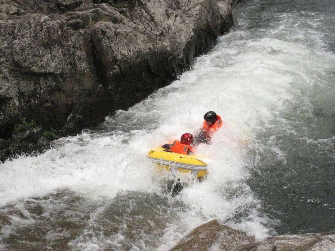 落差108米的九龙潭漂流,让你享受接连不断的肾上腺素狂飙的刺激.