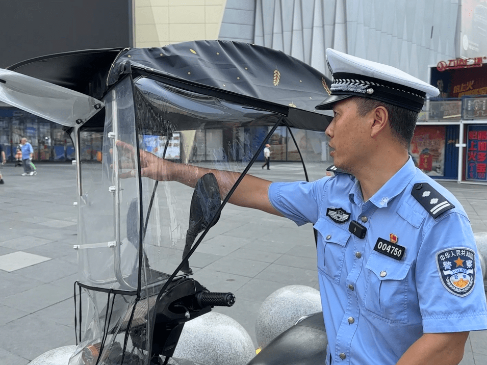 电动自行车加装雨棚有哪些危害?听听交警怎么说_市民_电动车_事故