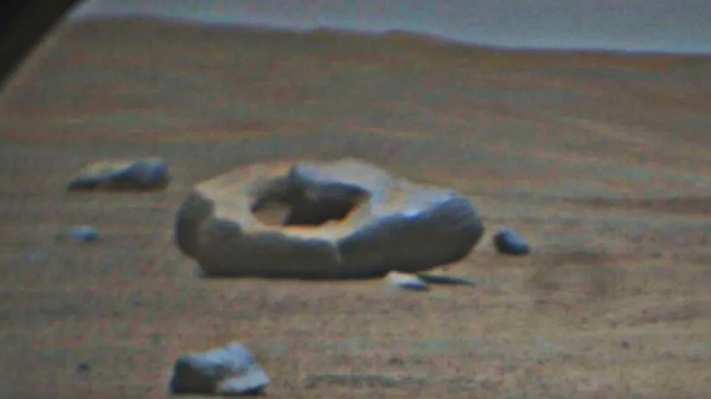 NASA毅力号火星车发现奇怪岩石 中心有一个孔洞