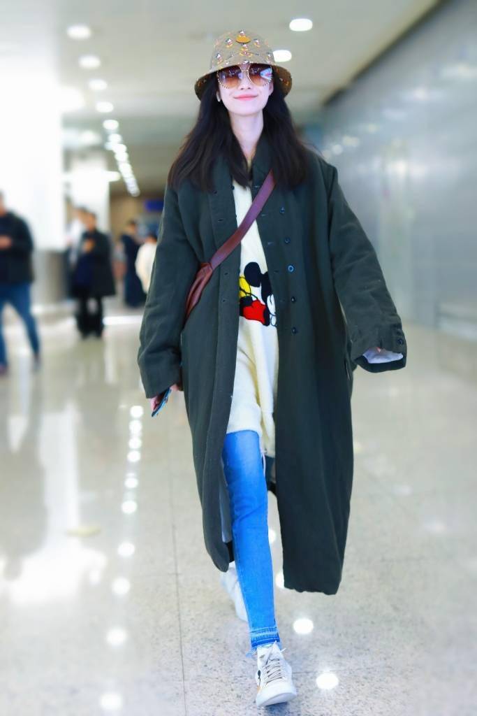 《消失的她》中倪妮帅出天际 而她的私服穿搭完全大变样……_机场