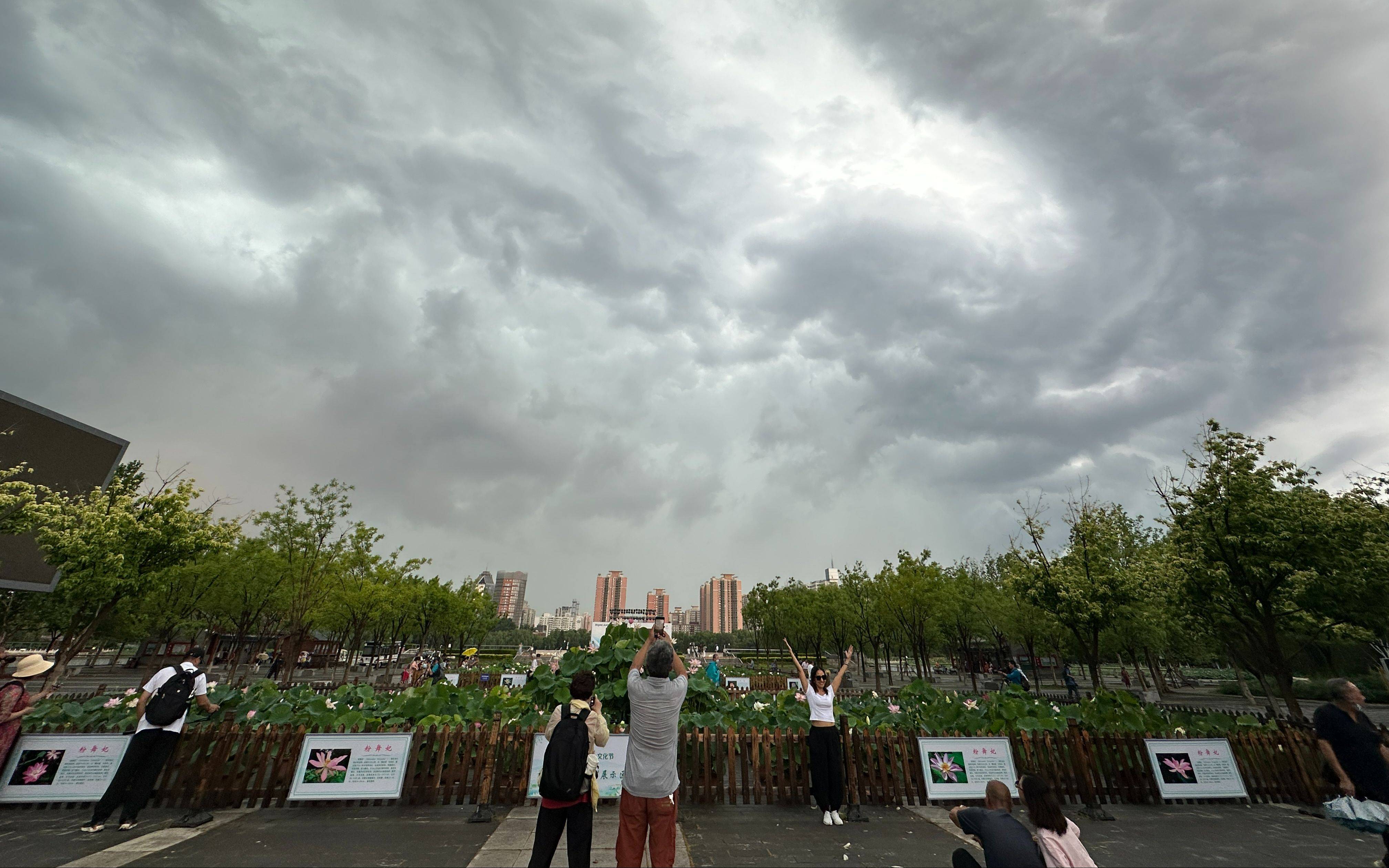 北京南部又来一波降雨云团，预计全市雷阵雨将持续至17时_积雨云_冰雹_暴雨