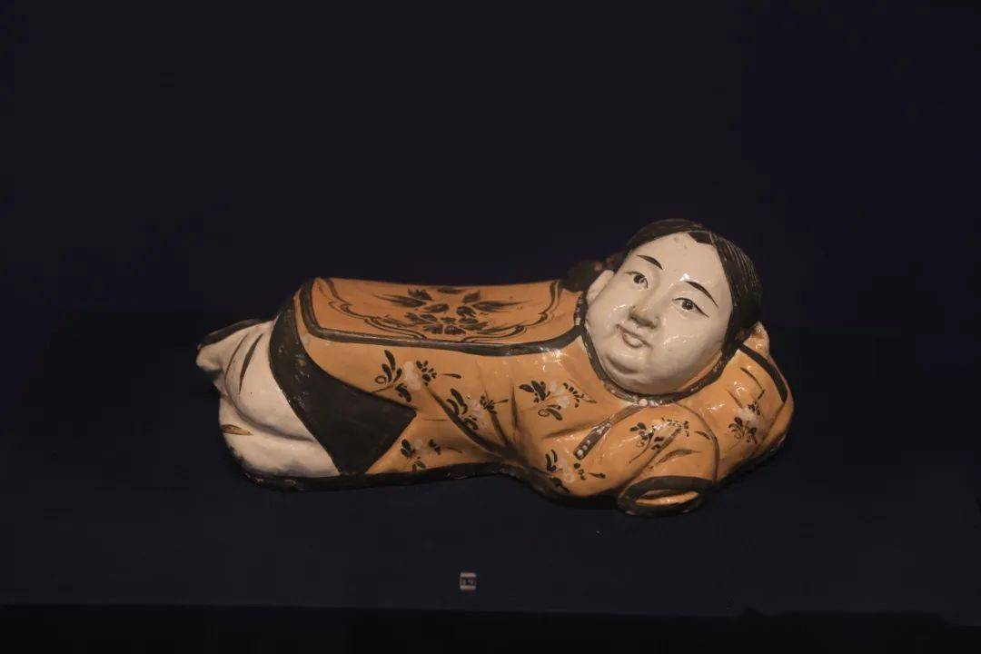 寻宝陕博·白釉黑花卧美人枕_装饰_造型_长安