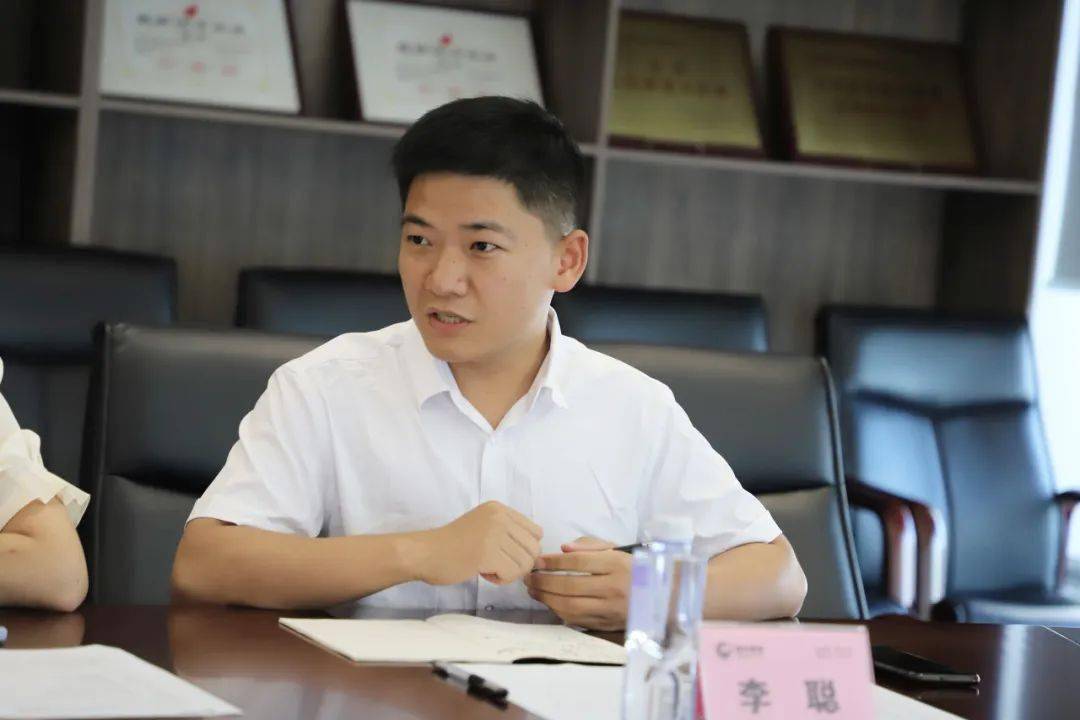 座谈会上,李聪老师向协会领导一行汇报了傲农豆粕减量/替代行动推进