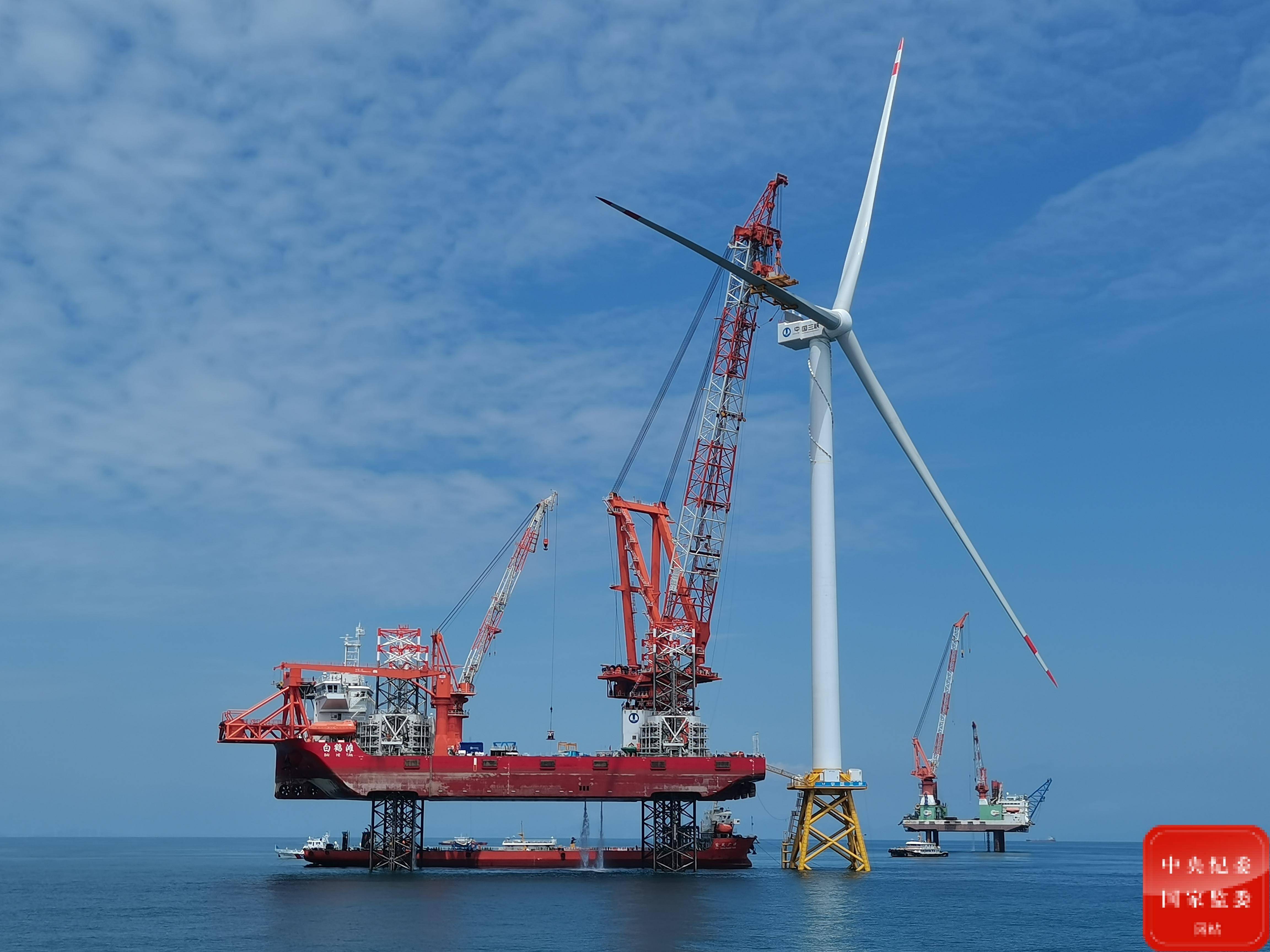 图文报道|全球首台超大容量海上风电机组完成吊装_三峡集团_主轴承