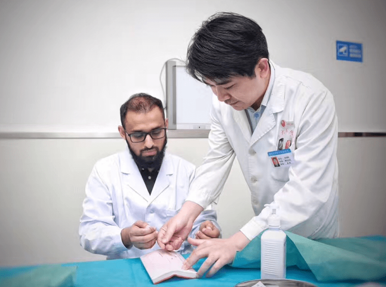 为什么是形体雕塑与脂肪移植徐扬阳医生现在将自己的重