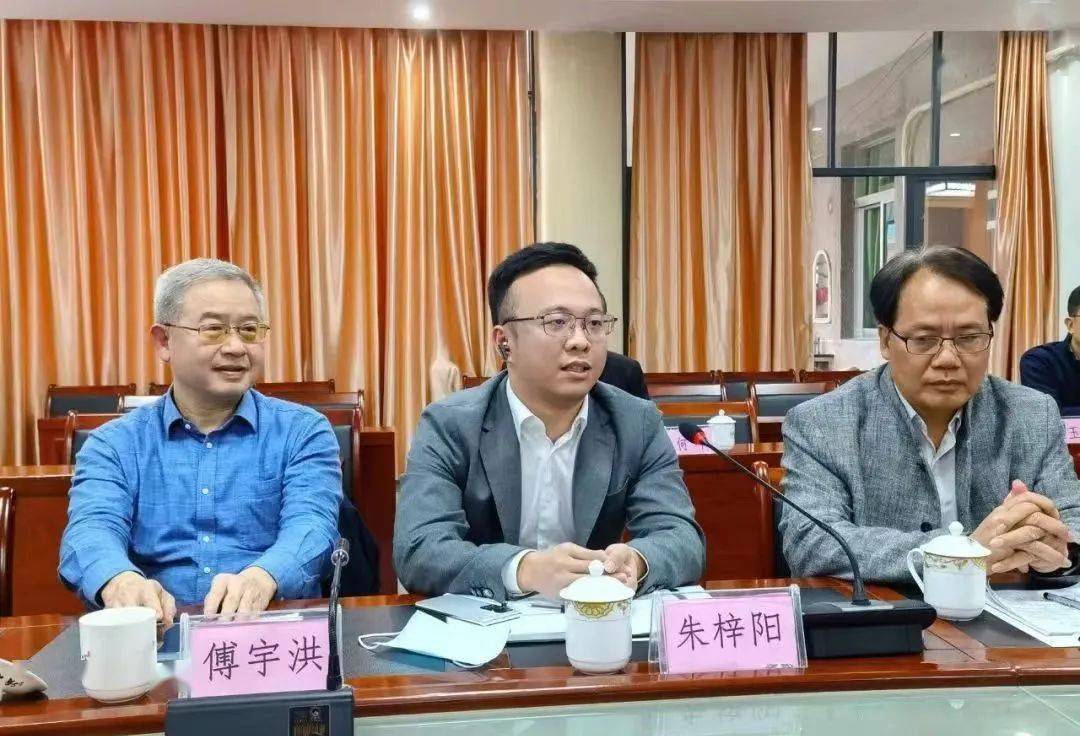 好医生的高管介绍中发现,朱梓阳是该两家公司主要股东朱孟依的侄子,而