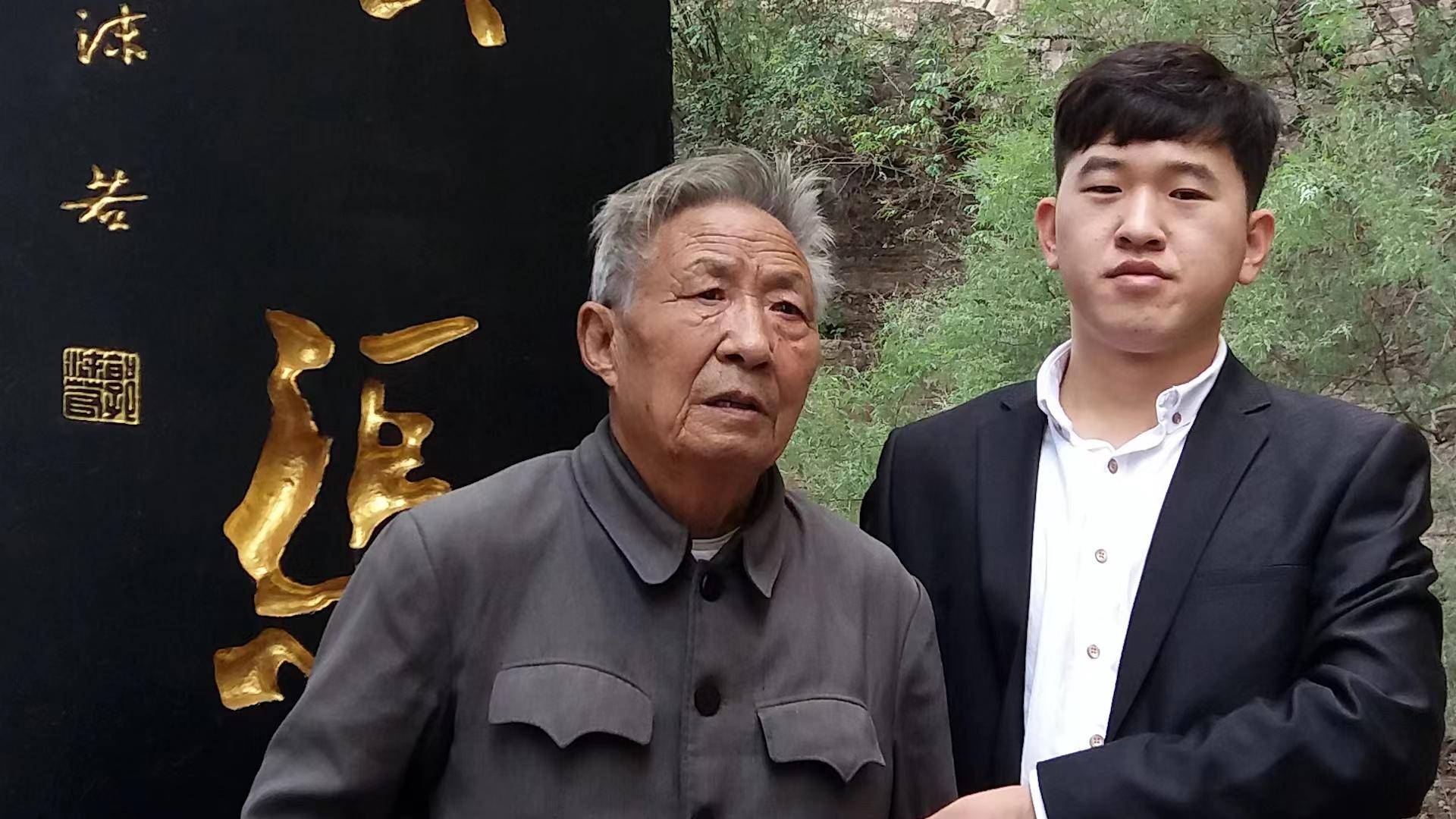 他还提起很多当年的修渠英雄,勘测队队长李天德,"神炮手"常根虎,"农民