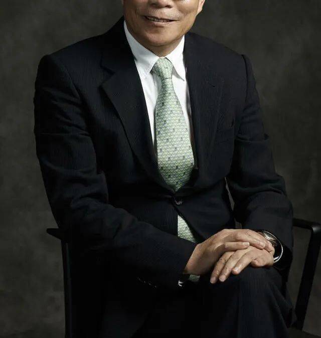 华谊兄弟王中军带神秘女子现身巴黎,女方撞脸左小青,前凸后翘大长腿吸