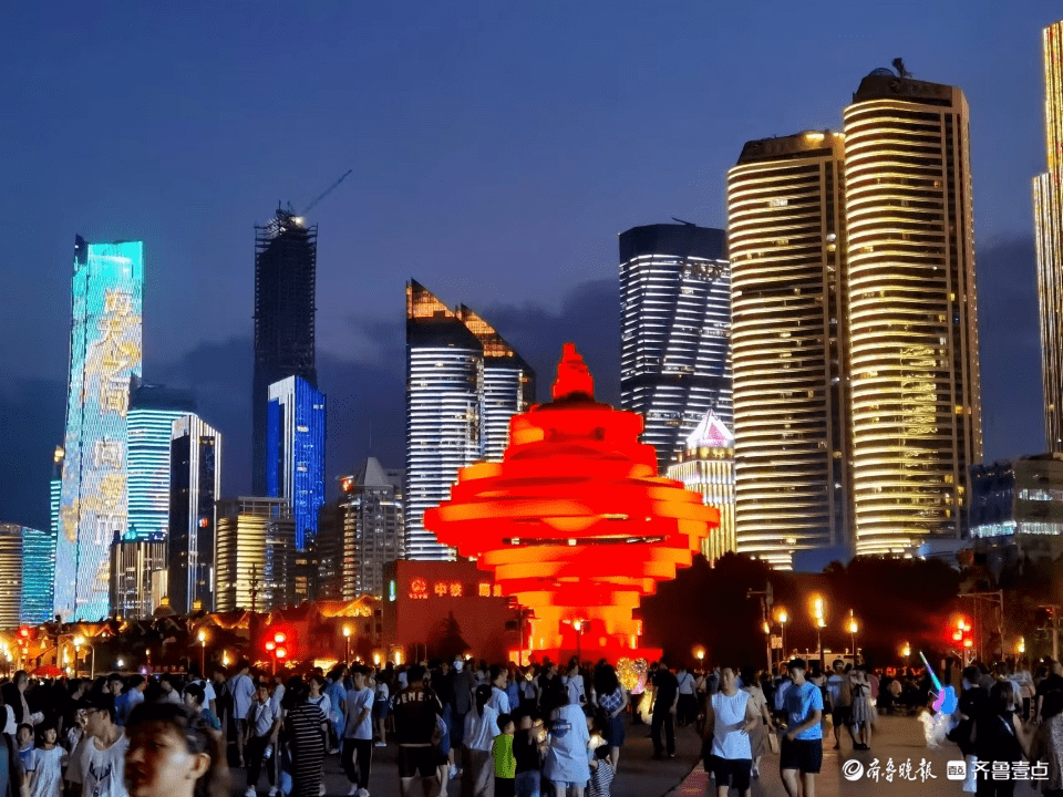 夜晚的青岛五四广场,灯光迷人璀璨_朱明