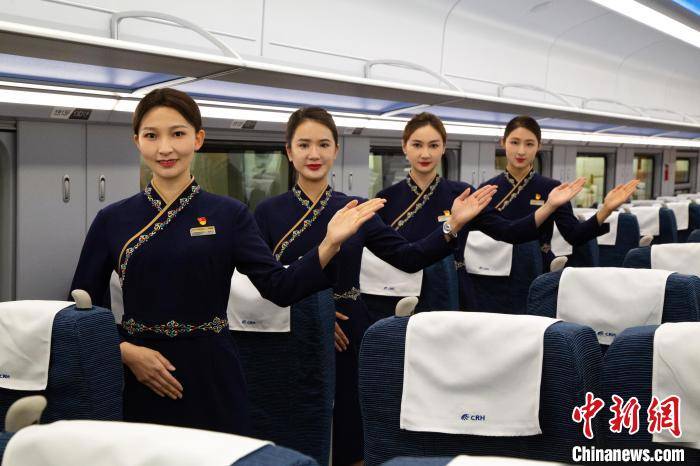 青藏铁路西格段"复兴号"动车组乘务员新制服亮相_李磊_特色_整体