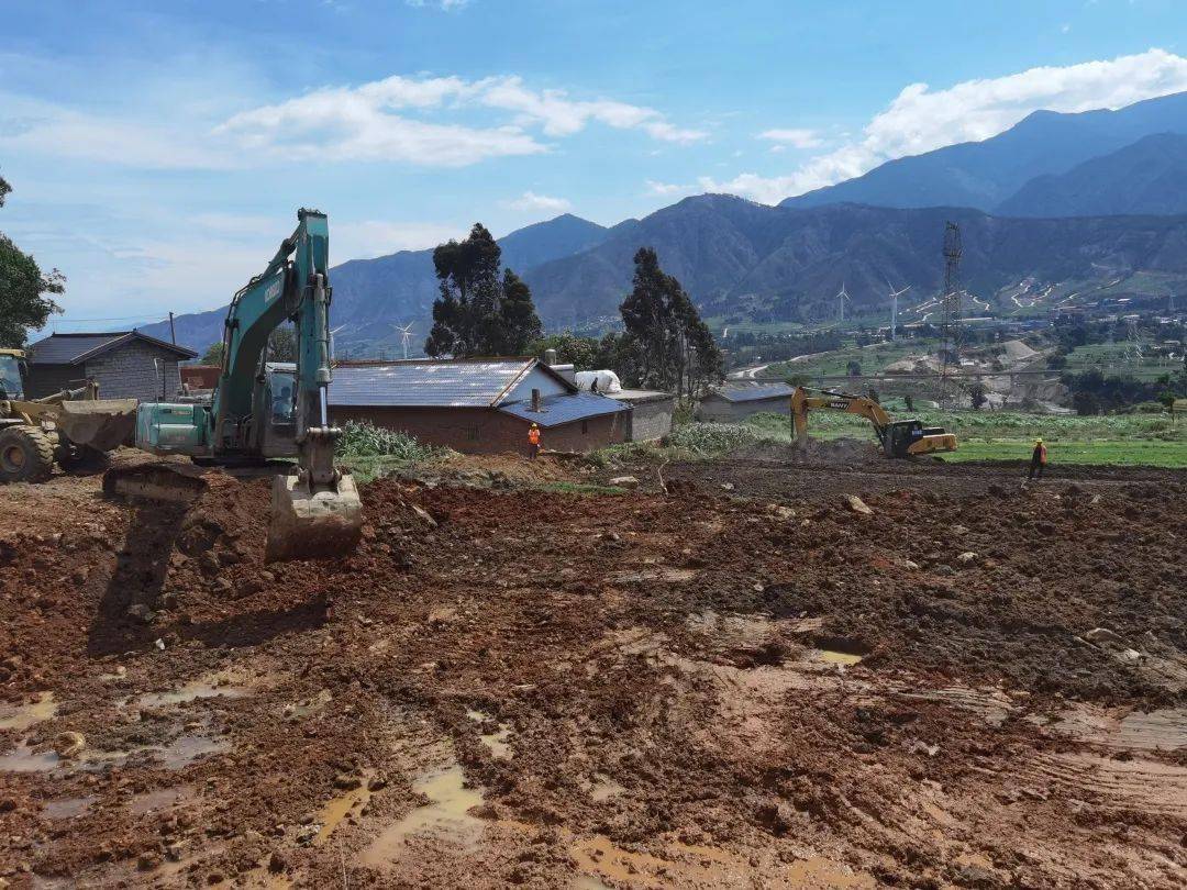 阿七镇螃蟹村大水井聚居点开工暨自搬户安全住房保障权证集中授证仪式举行
