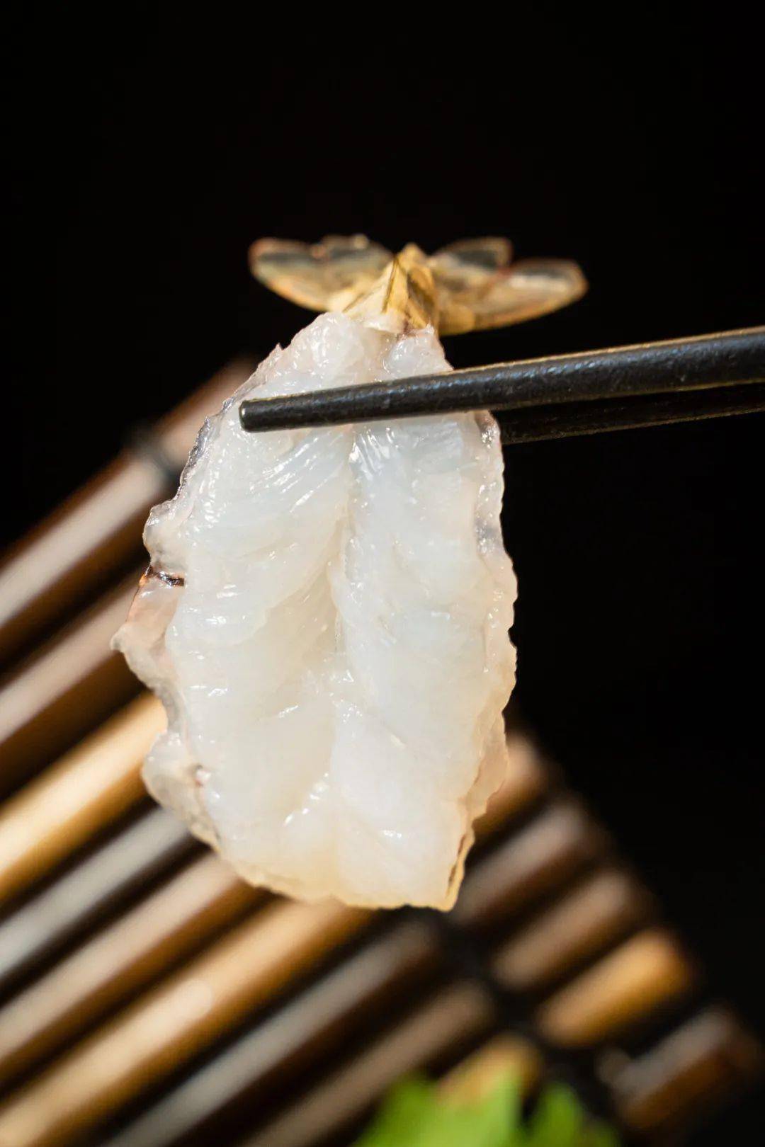 吃刺身极讲究食材品质与新鲜程度,泛着闪闪光泽的三文鱼,黑虎虾,希