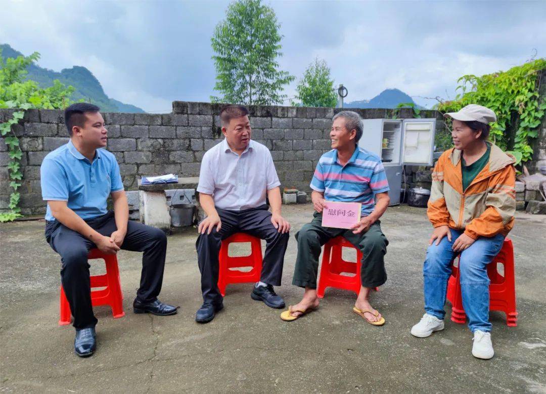7月1日,兴宾区委常委,副区长唐彦乐先后到南泗乡陈寺村,高岭村看望