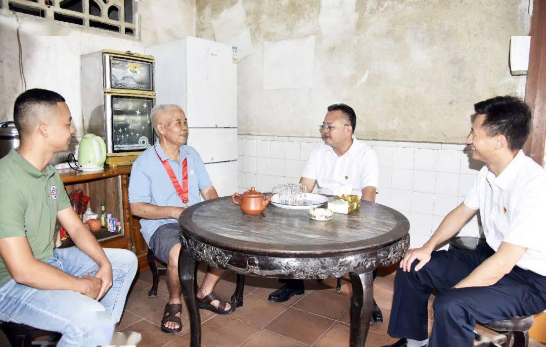 陈腾达到大岗镇开展"七一"走访慰问活动并调研"百千万工程"推进工作