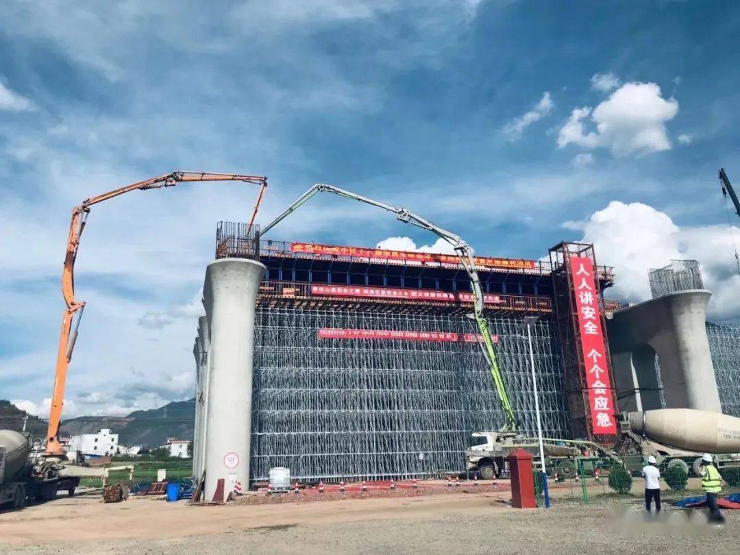 渝昆高铁会泽站多线特大桥首片现浇箱梁顺利浇筑…_重庆_车站_昆明