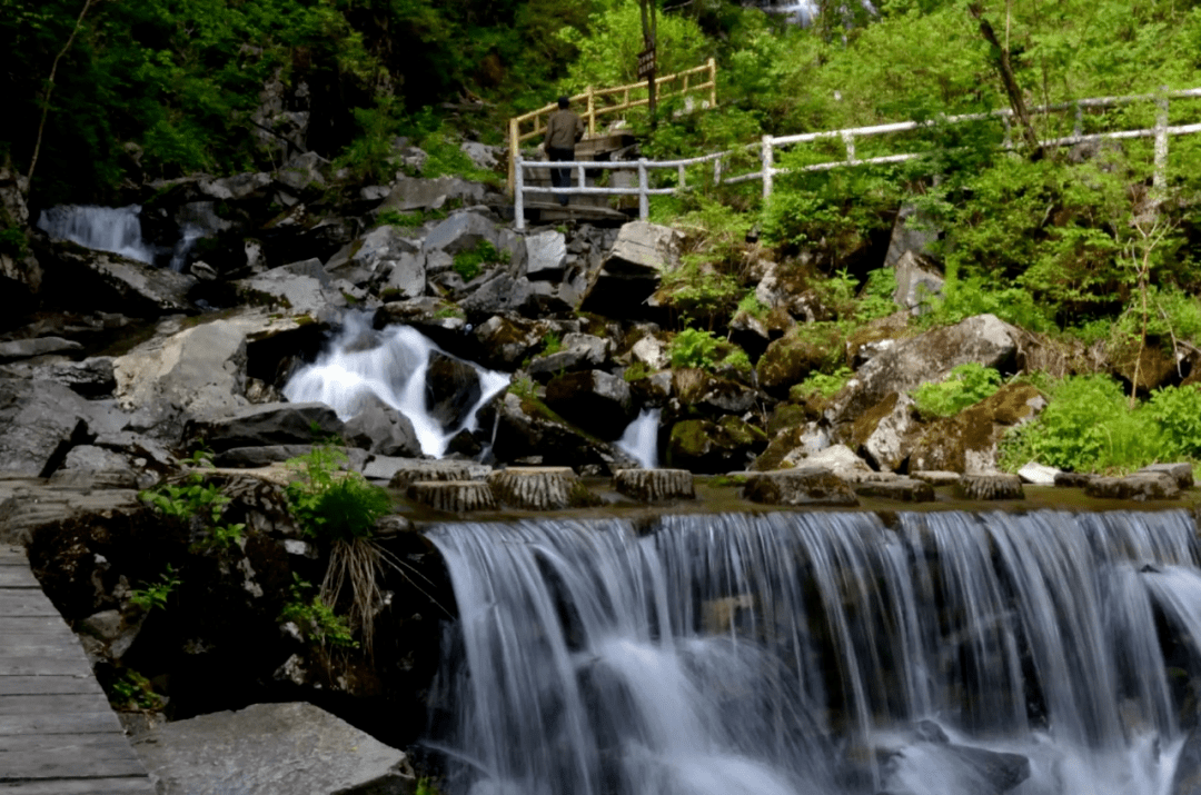 海林市夏季经典旅游线路发布之"莲花湖湖光山色之旅"_岩画_景区_柴河
