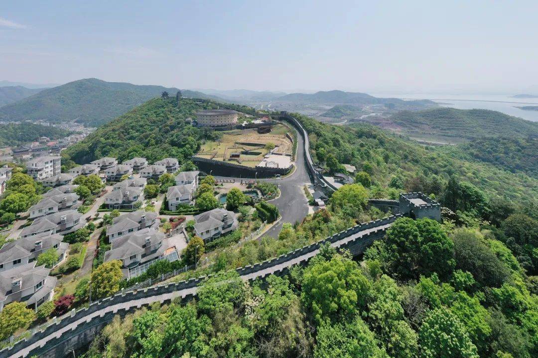 "黄贤森林公园旅游区"位于宁波市奉化东南沿海,距奉化市区35公里,距