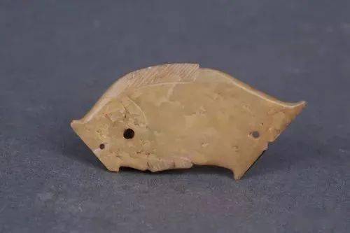 (下图全部都是山东济阳出土西周玉鱼哦)西周 弓背鱼