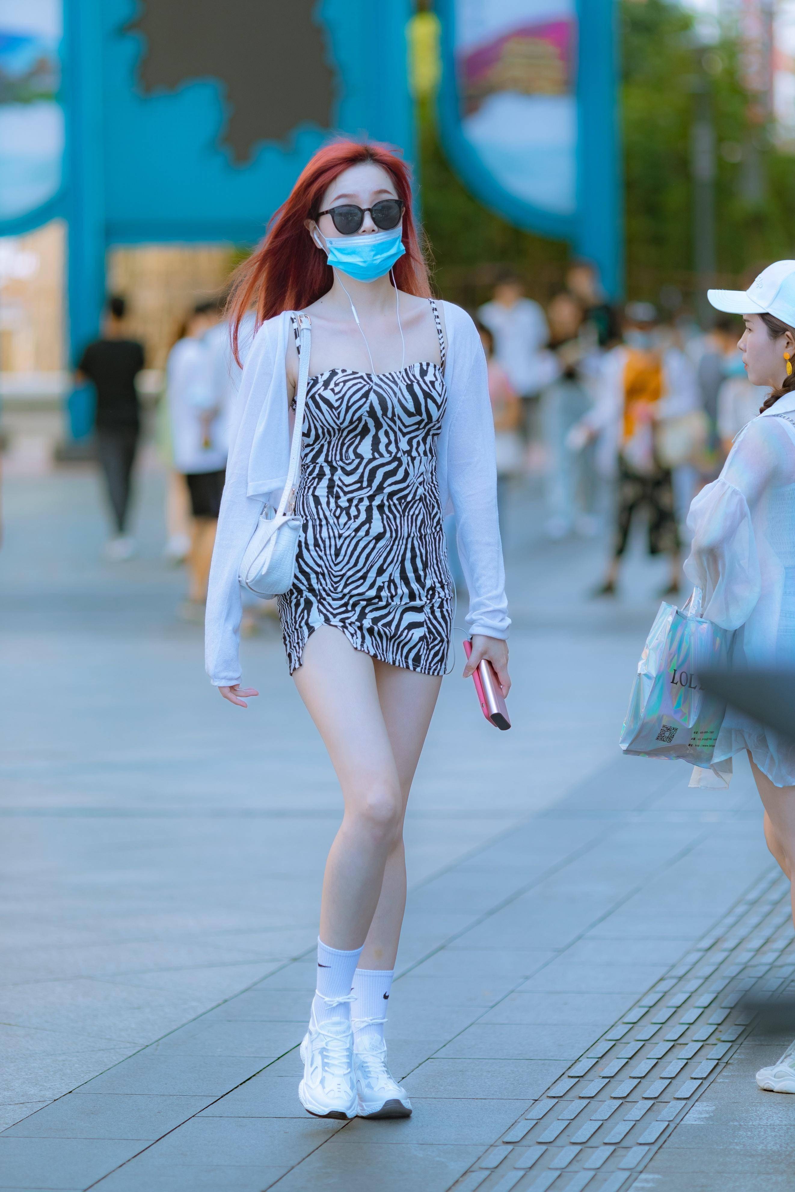 被长沙街拍惊艳了!"短裙 运动鞋"穿搭时髦又减龄,回头率好高