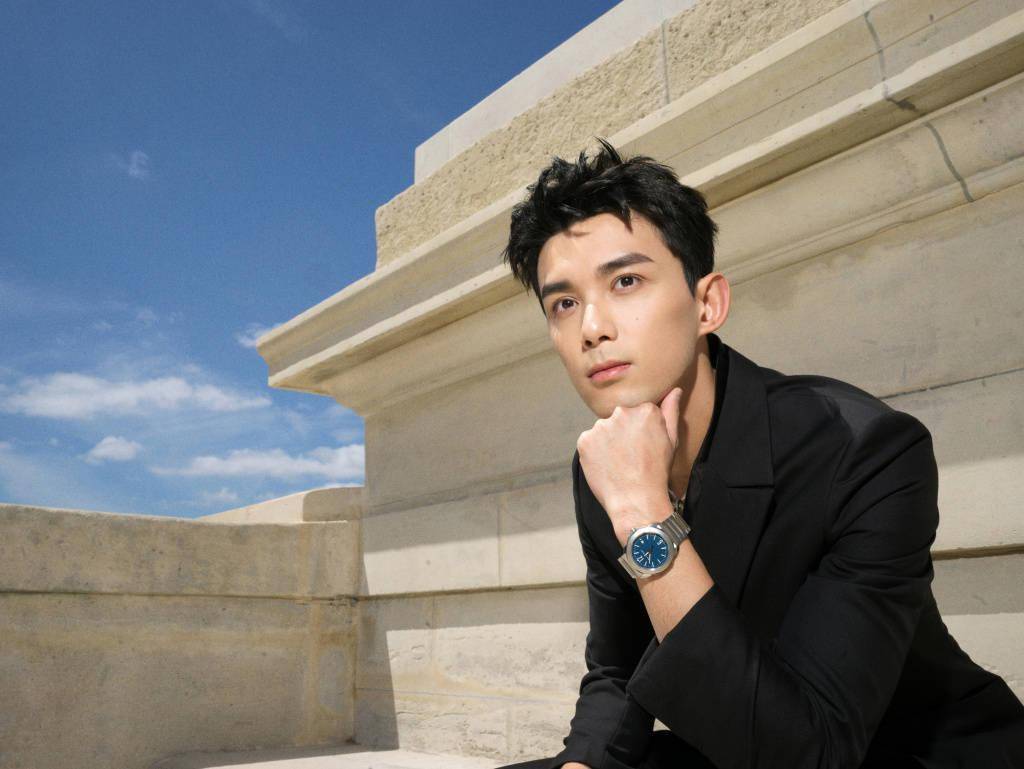 吴磊参加宝格丽品牌活动 深v西装的造型一秒化身少年有成霸总!