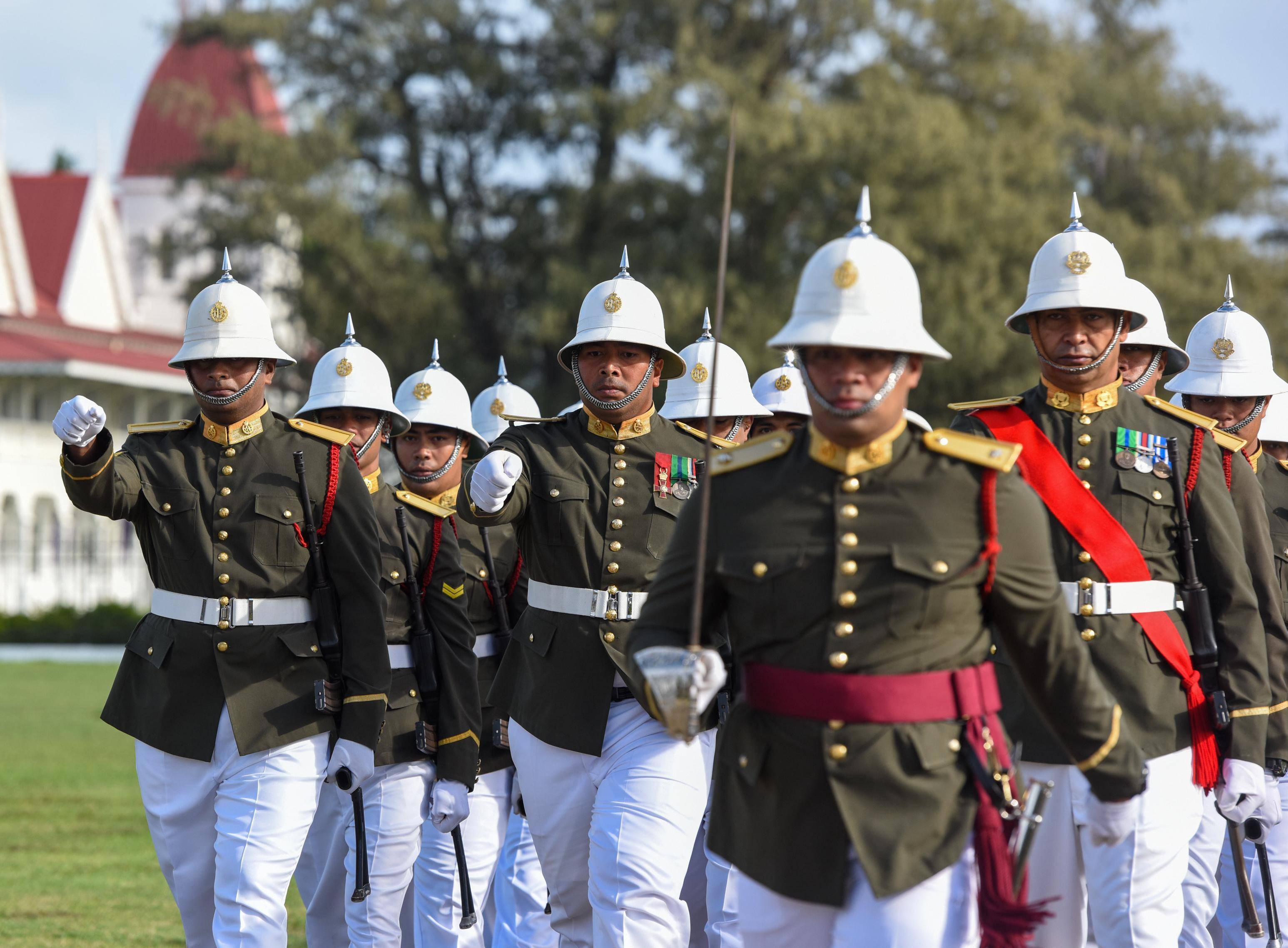 7月4日,军人在汤加首都努库阿洛法参加阅兵式.