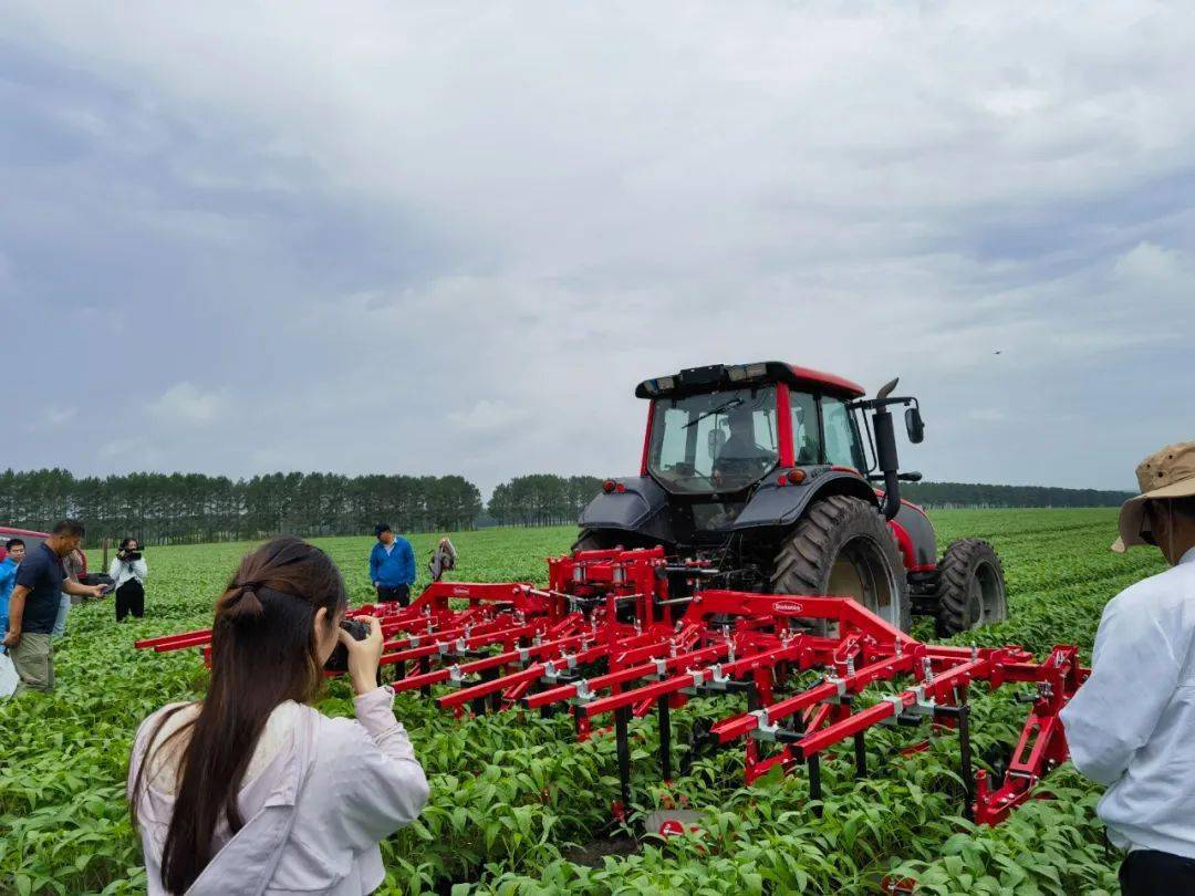玉米大豆智能化机械化除草作业现场会在黑龙江红星农场成功举办_农业