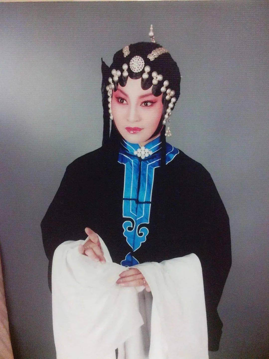 韩丽霞出生于1971年6月,1984年进入西安市秦腔一团训练班学习表演.