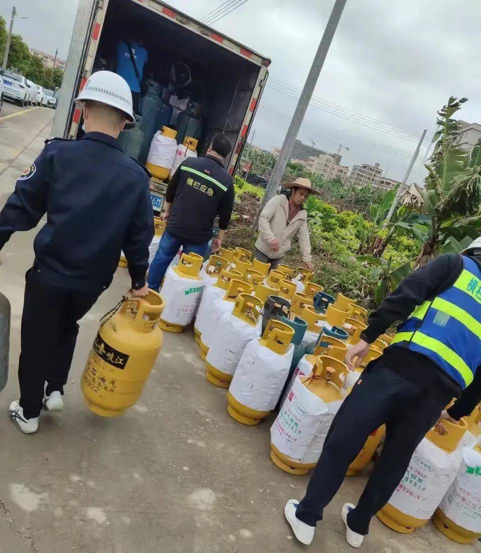 石油氣瓶中轉的存放地方,用三輪車把車上的實瓶運到貼邊村的客戶家中