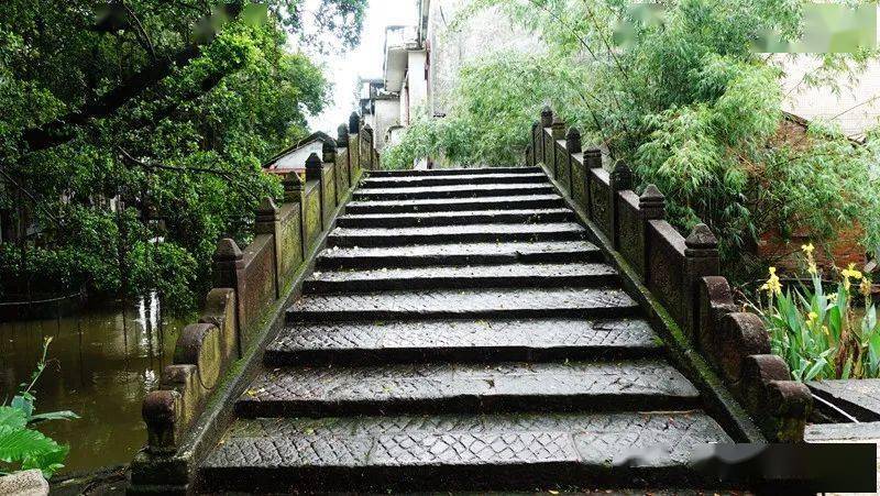 在水口桥道路分叉,向左前方是村史馆李公祠,里面介绍逢简水乡的历史和