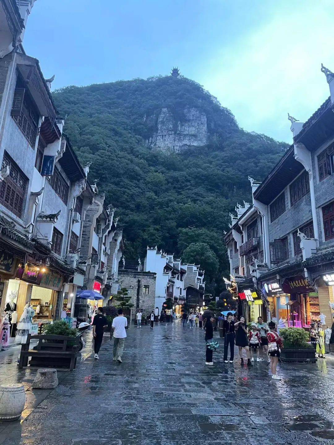 欣赏了梵净山的云雾缭绕,我们来到古朴的镇远古镇,这里没有喧嚣的商业
