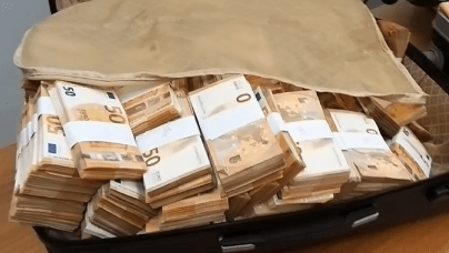 【意·检查】警犬嗅出手提箱里100万欧元现金!