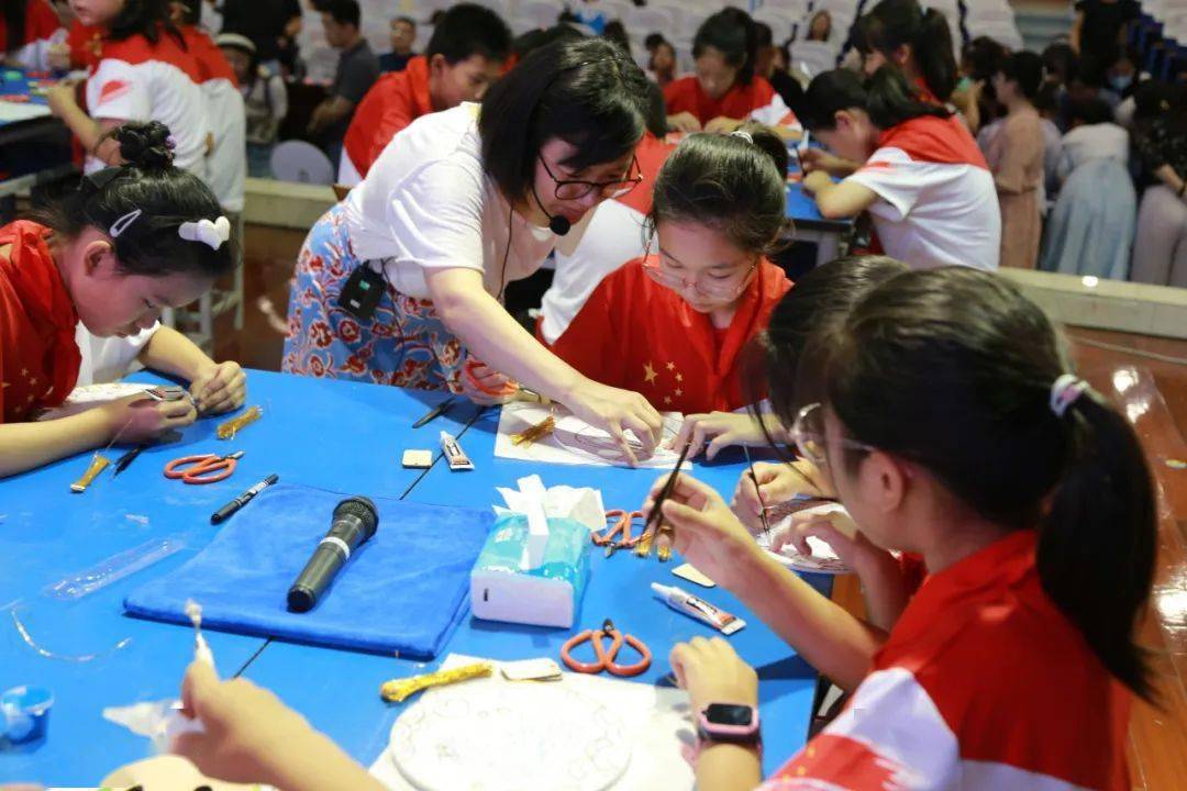 常州市勤业小学的陈霞杰老师执教了五年级劳动课《掐丝珐琅画之情满