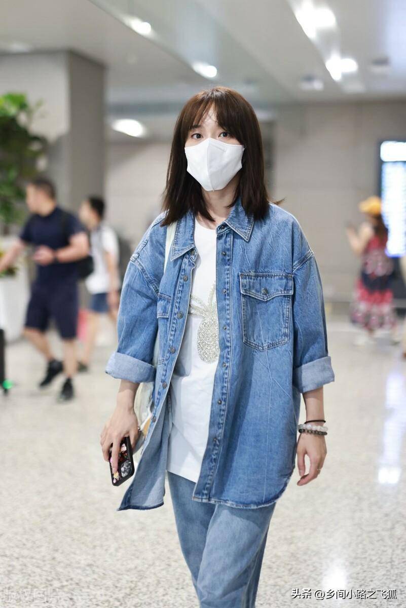 张佳宁身穿牛仔外套 牛仔裤简约随性