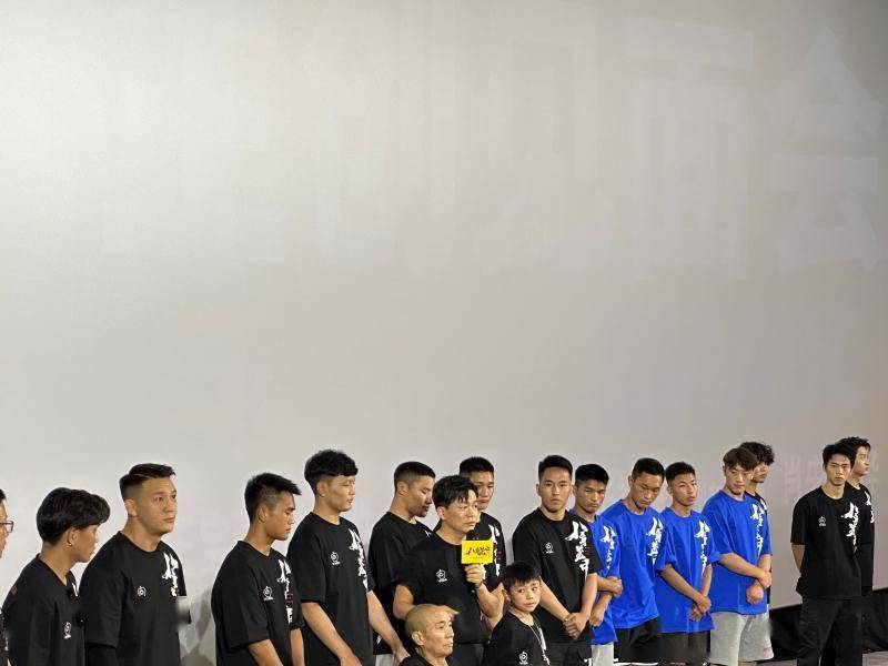 王宝强饰演的向腾辉的人物原型——成都恩波格斗的创始人恩波动情地