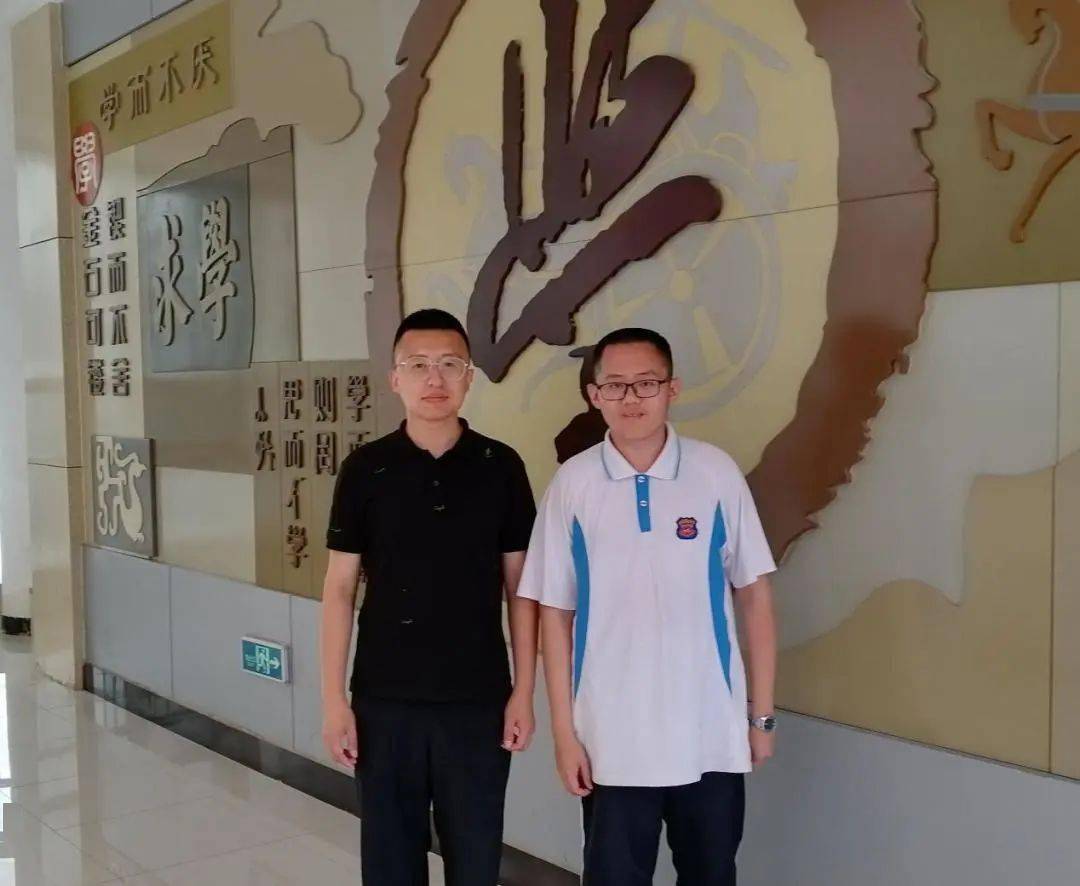 (辽宁省实验中学营口分校获奖学生丁可和指导教师合影)来源:营口市