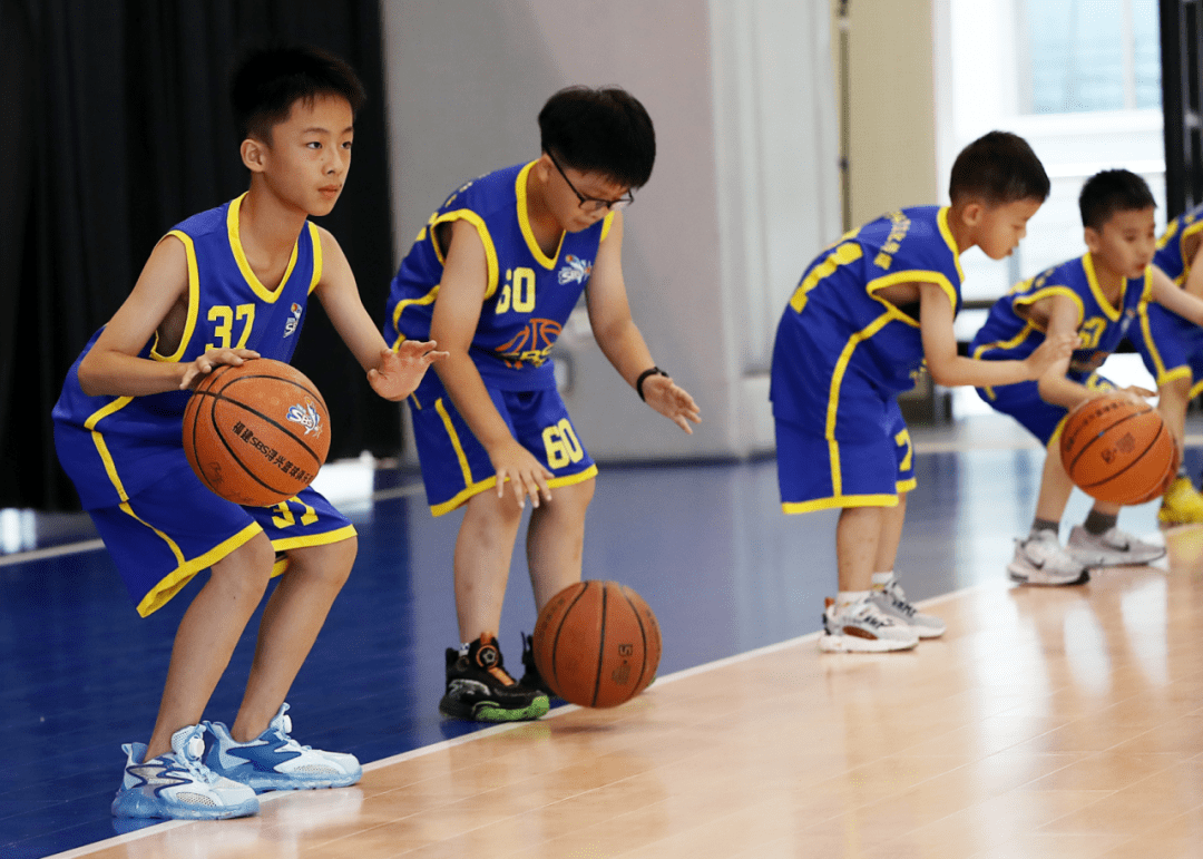 浔兴青训营暑期班开营 乌克兰男篮助理教练执教_篮球_专业训练_基础