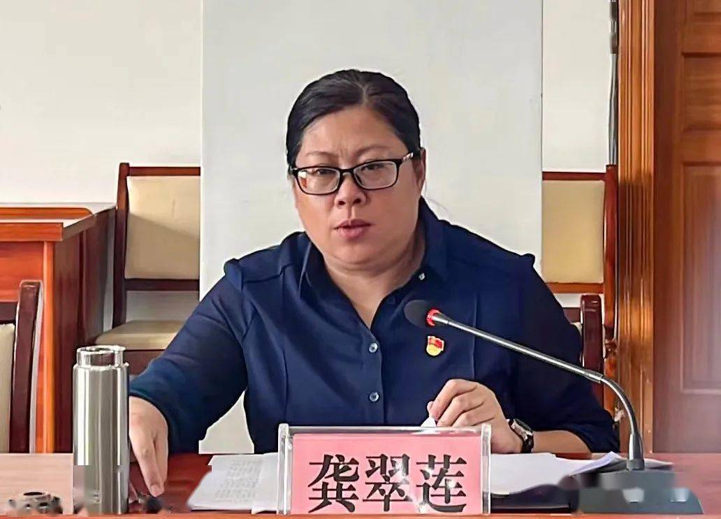 龚翠莲主持县委理论学习中心组集中学习并讲授专题党课时强调:行动