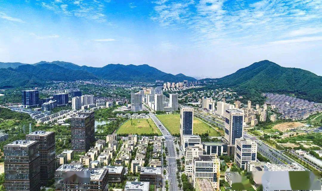 如今,杭州富春湾新城已从烟囱林立迈向塔吊林立,正在奔向高楼林立