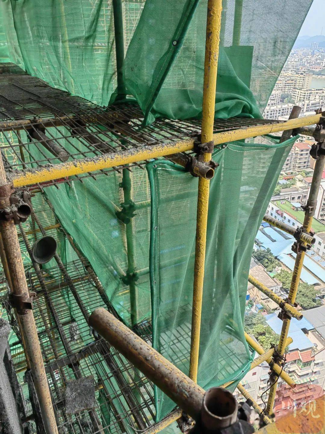 仟坤天朗六期项目开口型脚手架一侧开口处未设置横向斜撑,容易导致