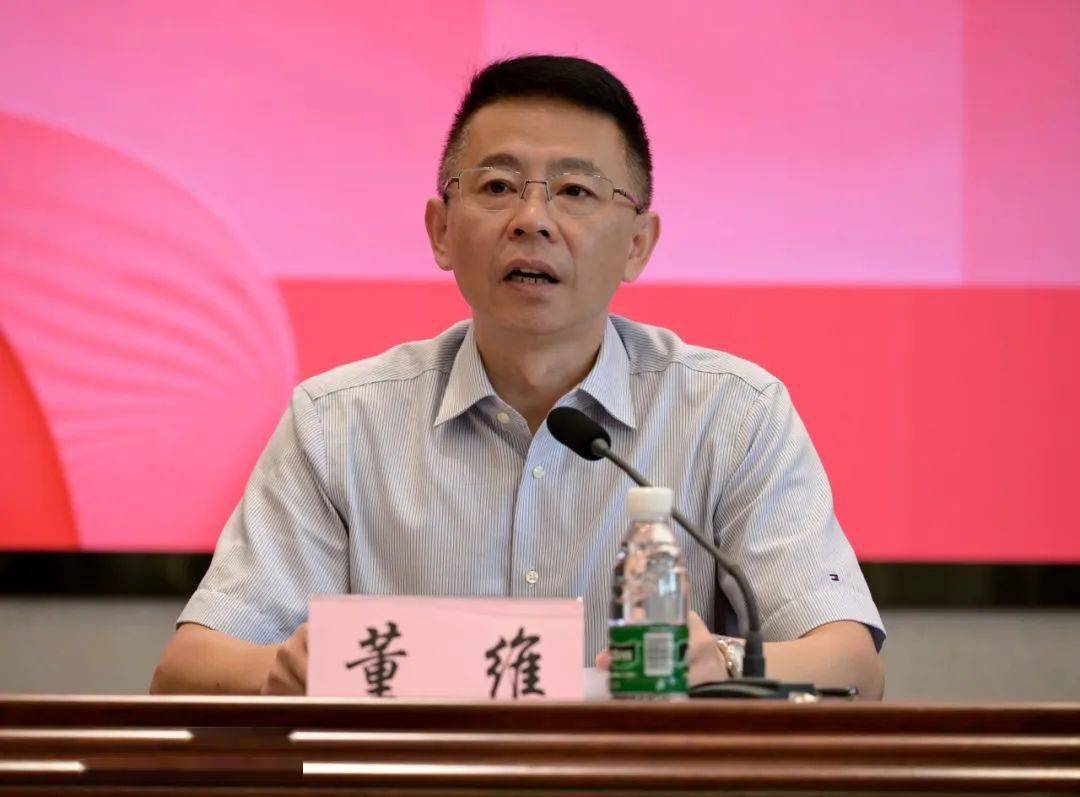 学院副院长董维致欢迎辞,他指出学院严格按照培训要求,制定了符合幼师